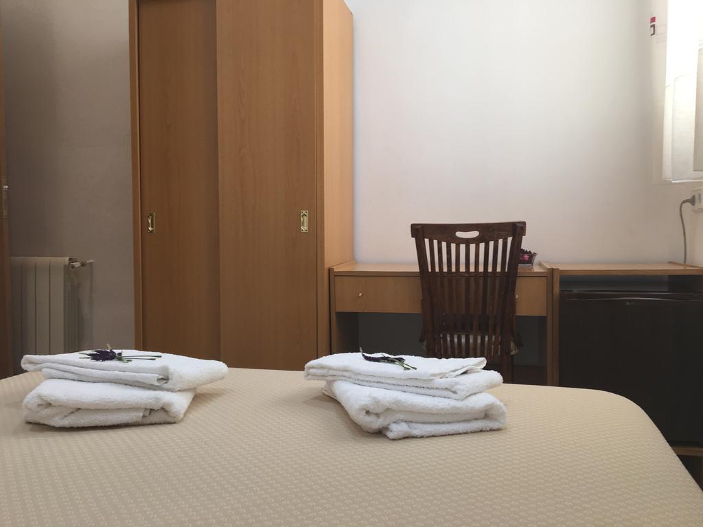Hostal R. Lido Мадрид Экстерьер фото