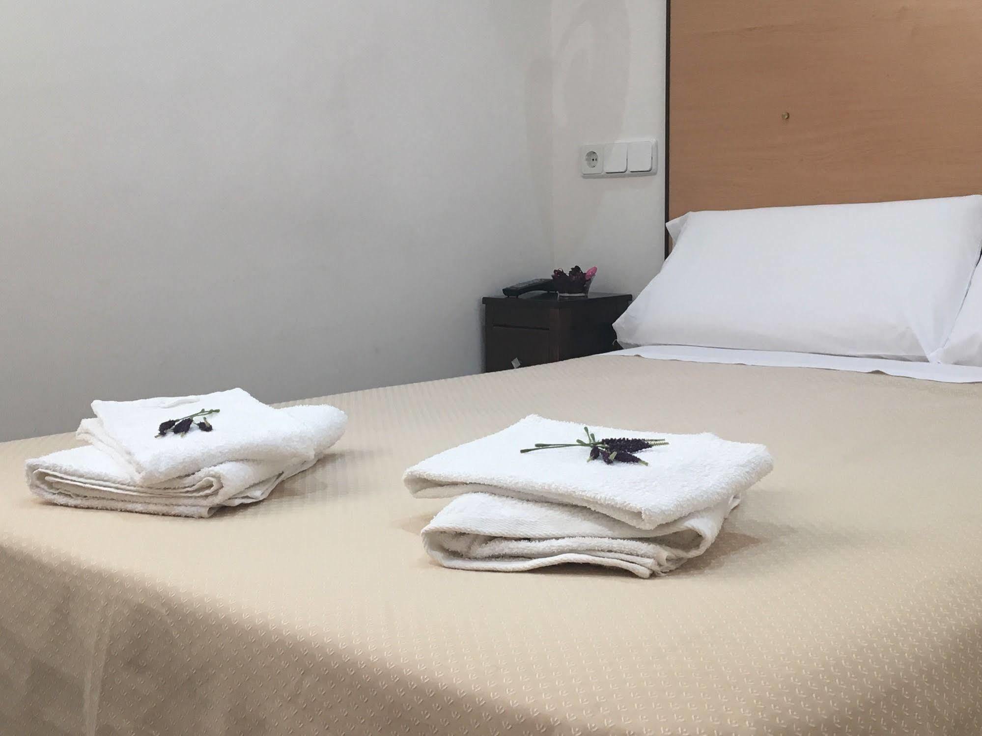 Hostal R. Lido Мадрид Экстерьер фото