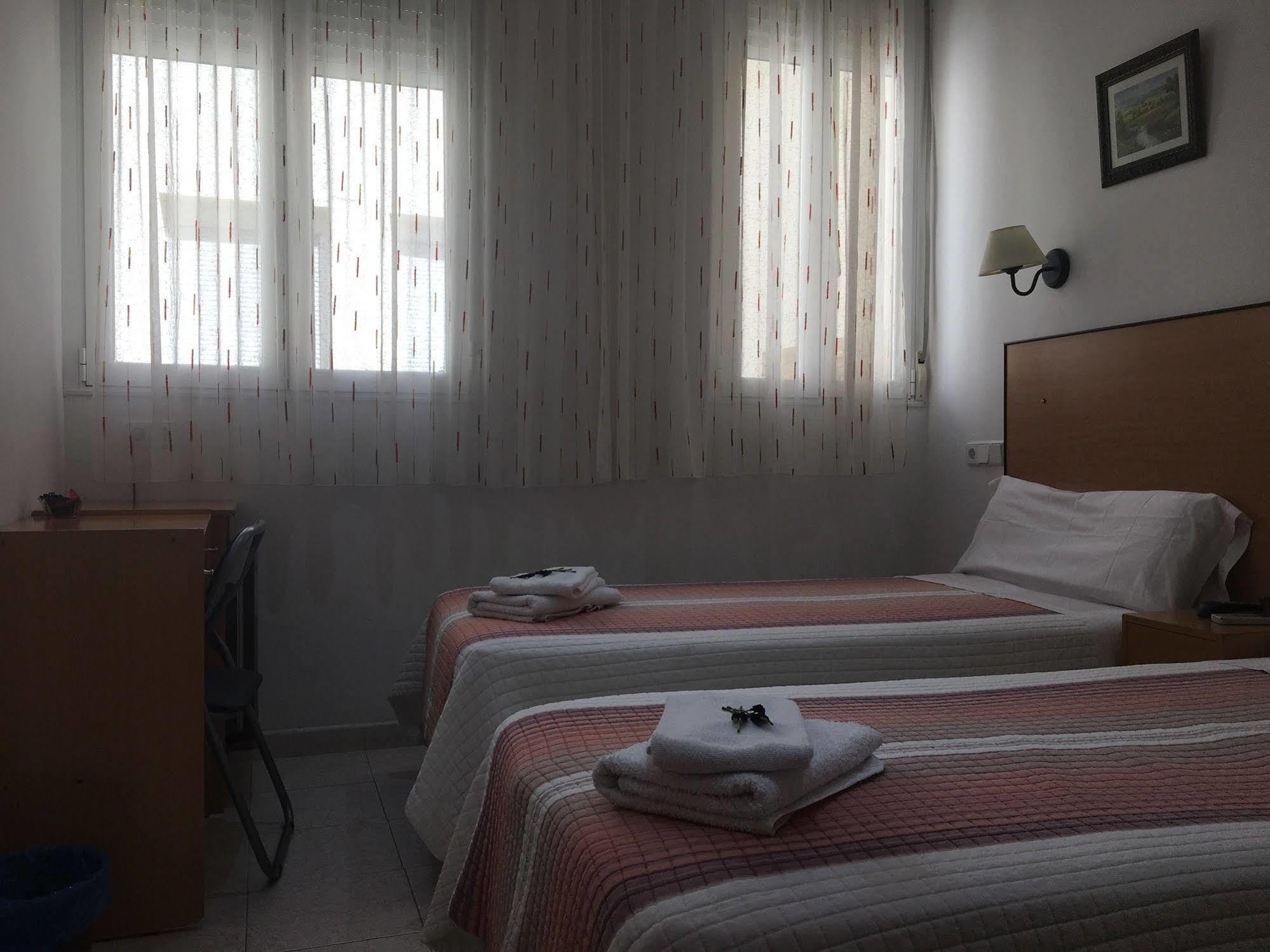 Hostal R. Lido Мадрид Экстерьер фото