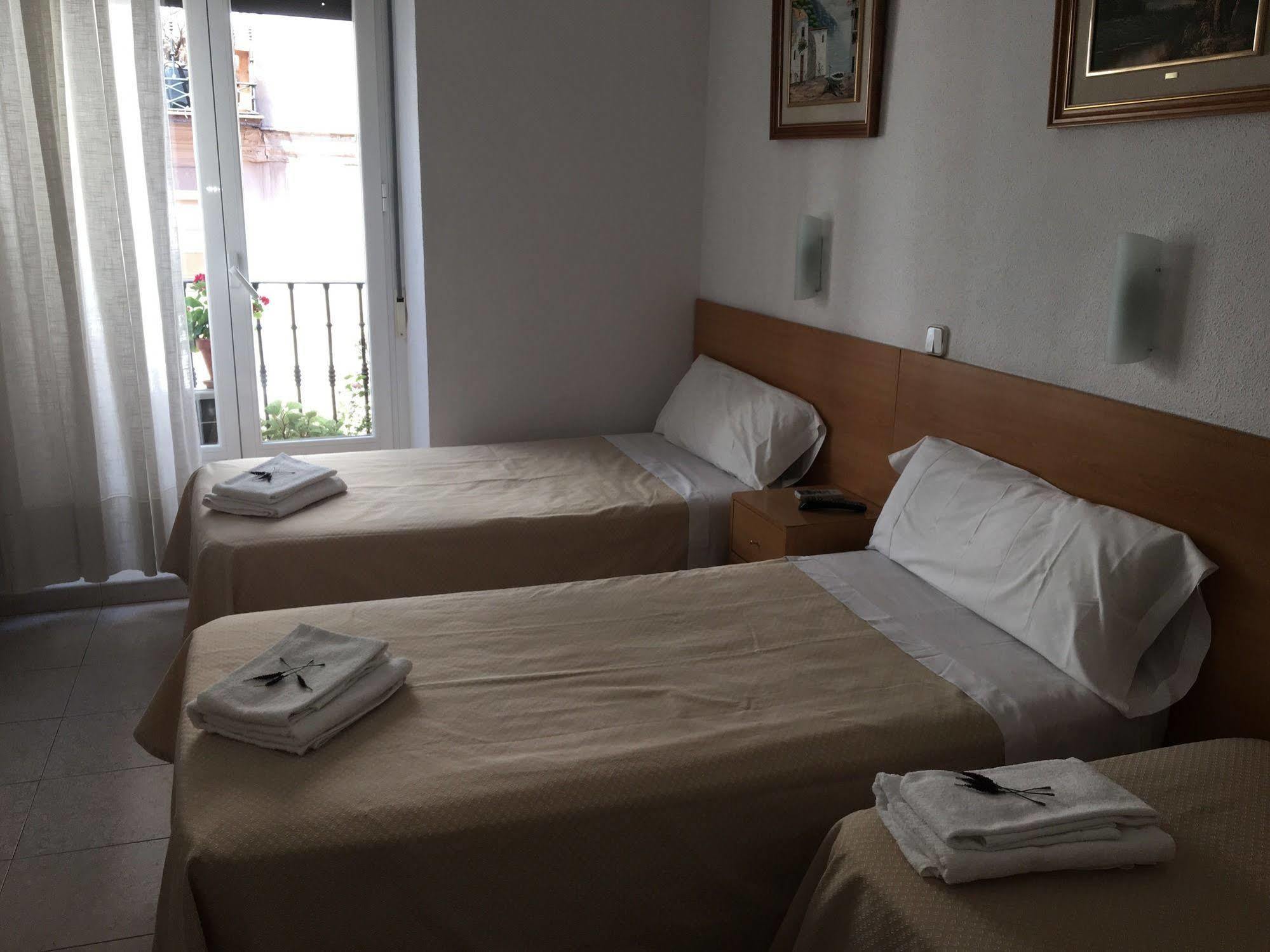 Hostal R. Lido Мадрид Экстерьер фото