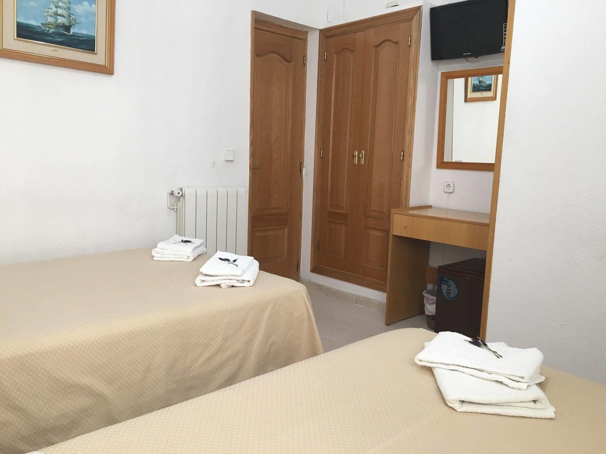 Hostal R. Lido Мадрид Экстерьер фото