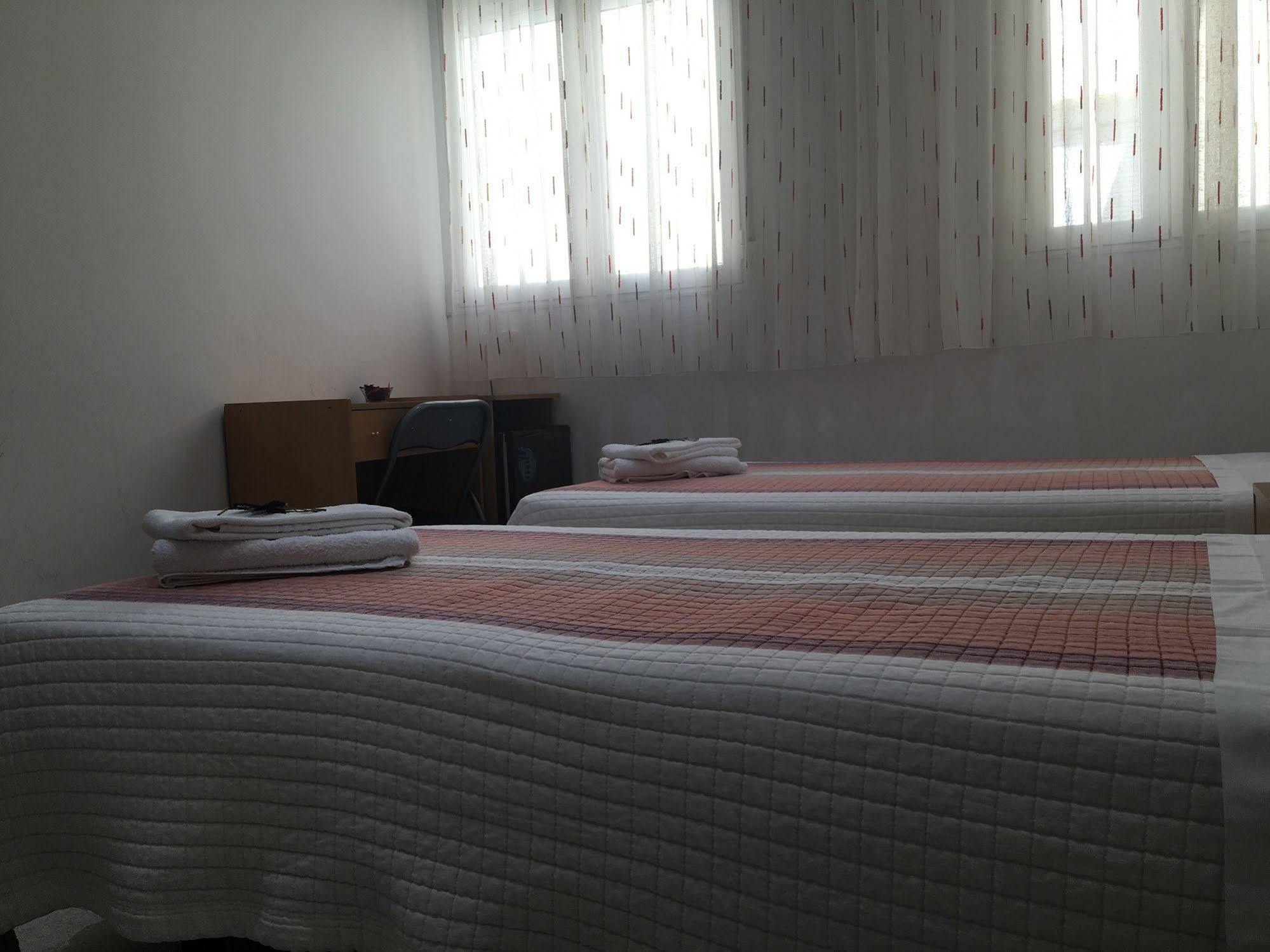 Hostal R. Lido Мадрид Экстерьер фото