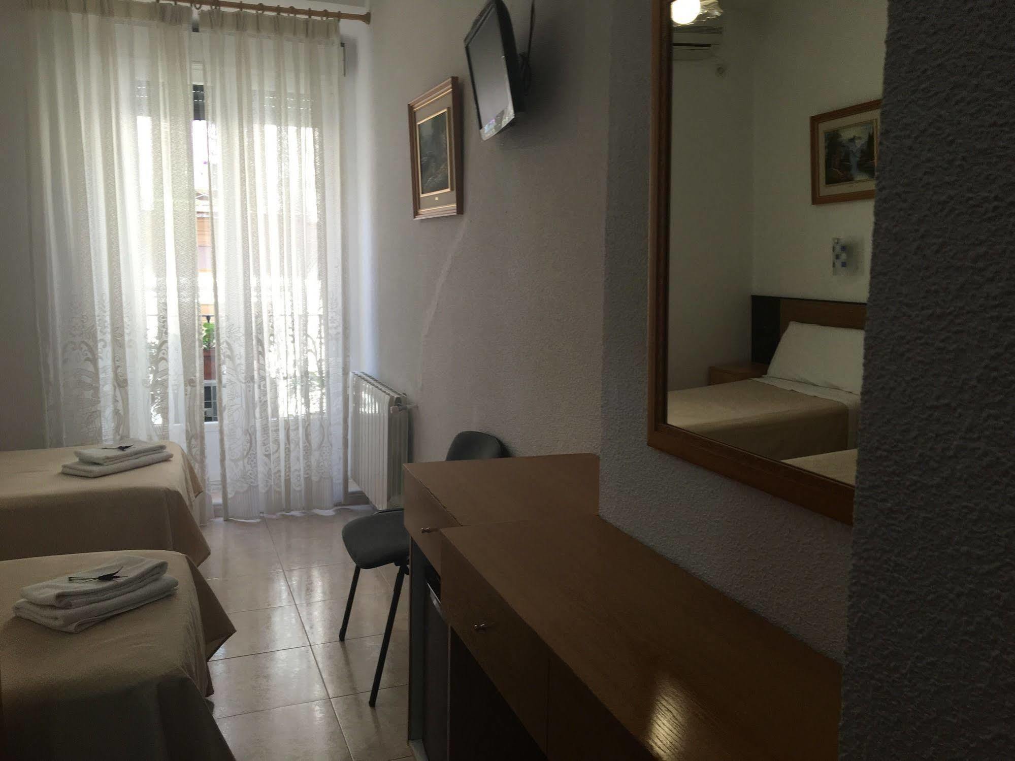 Hostal R. Lido Мадрид Экстерьер фото