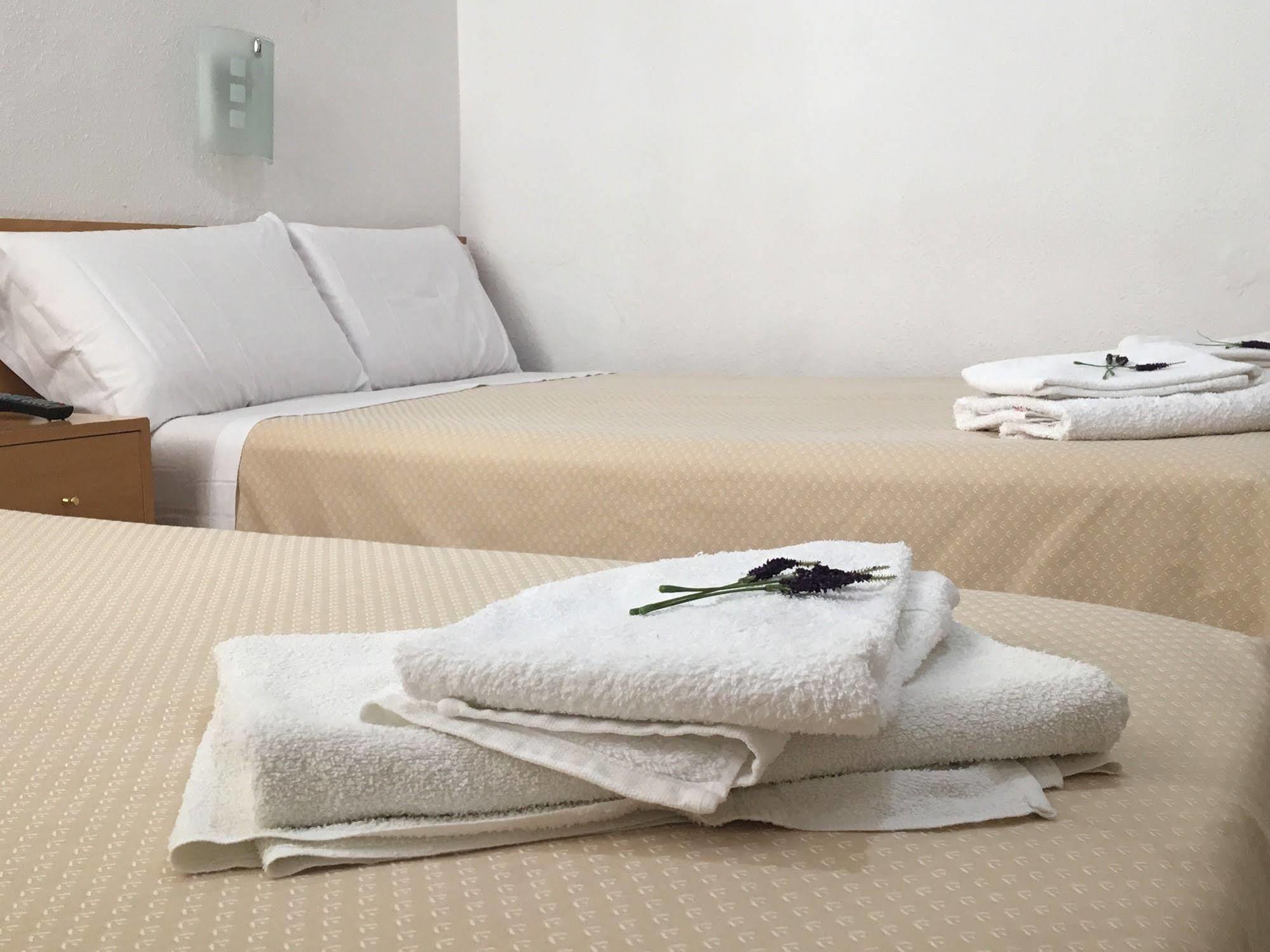 Hostal R. Lido Мадрид Экстерьер фото