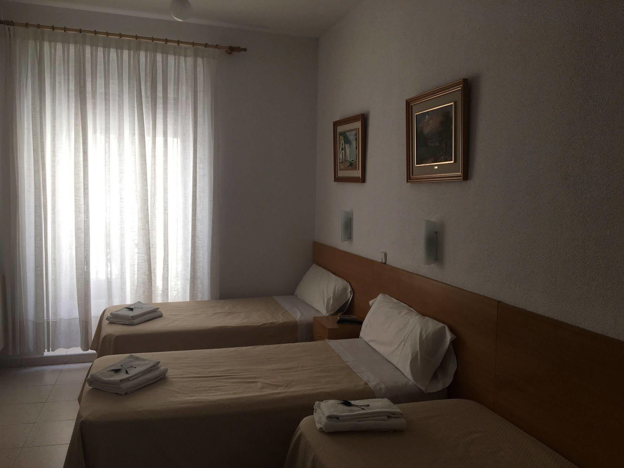 Hostal R. Lido Мадрид Экстерьер фото
