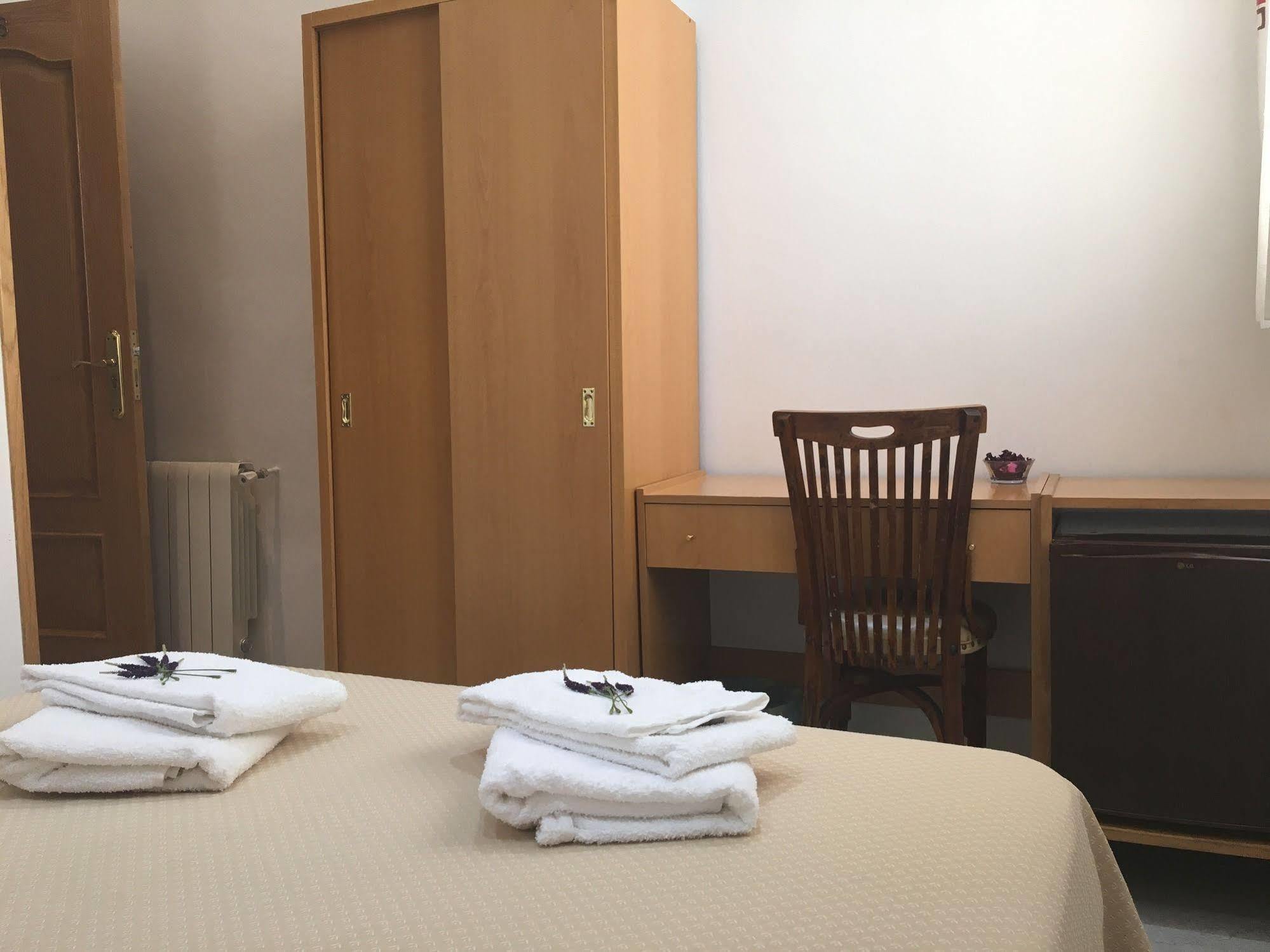 Hostal R. Lido Мадрид Экстерьер фото