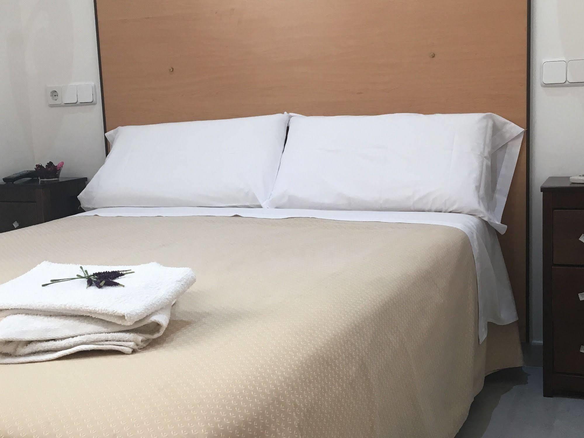 Hostal R. Lido Мадрид Экстерьер фото