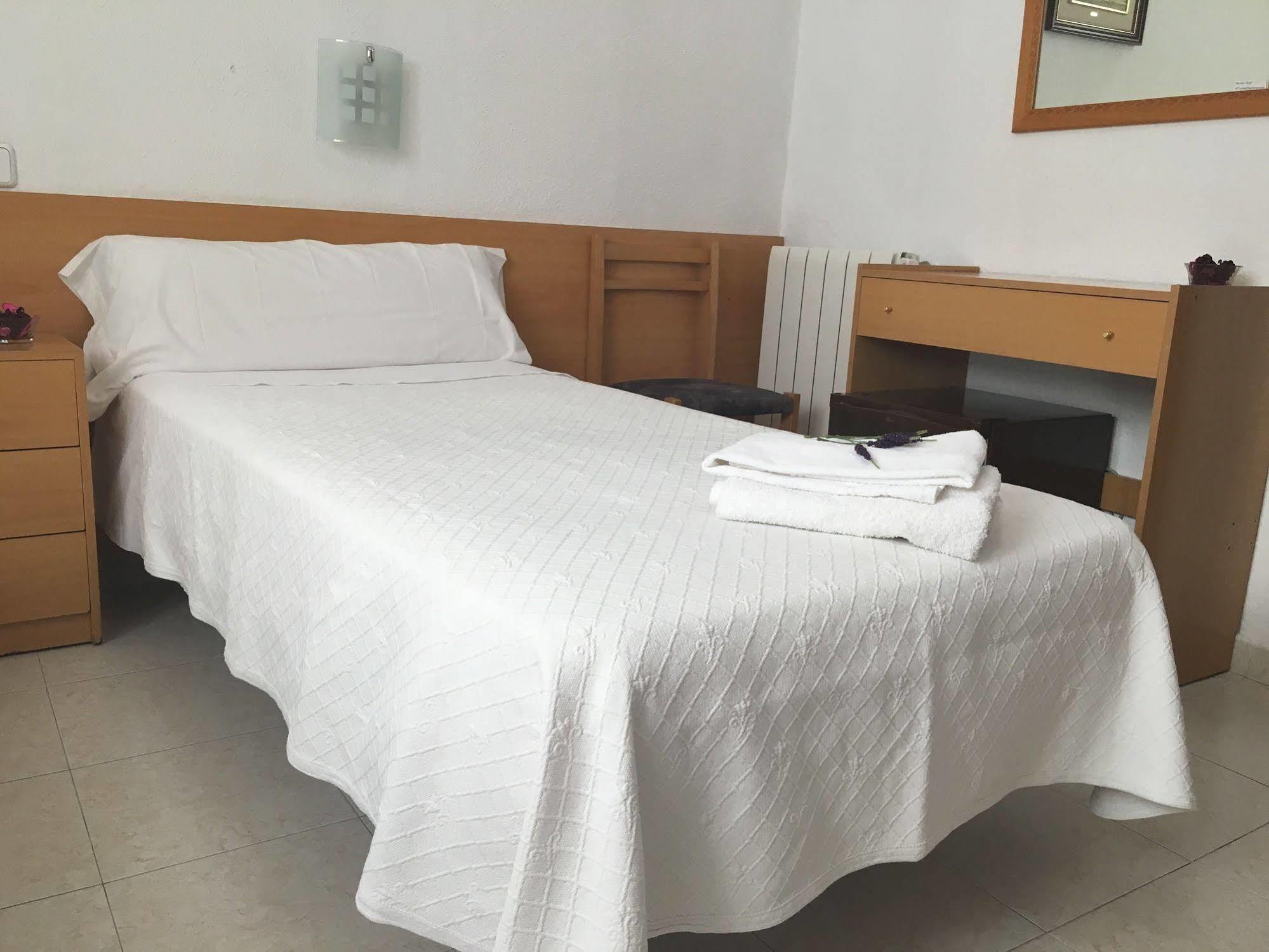 Hostal R. Lido Мадрид Экстерьер фото